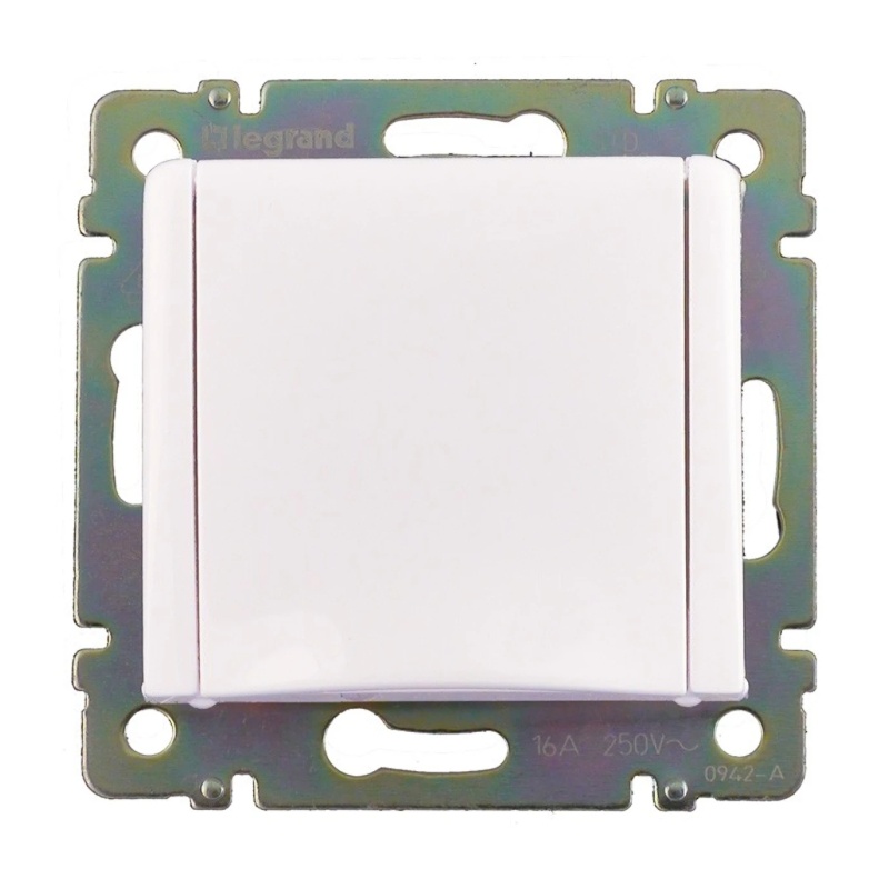 Розетка с/у Valena 694270, 1 гнездо, с/з, з/ш и крышкой, белая